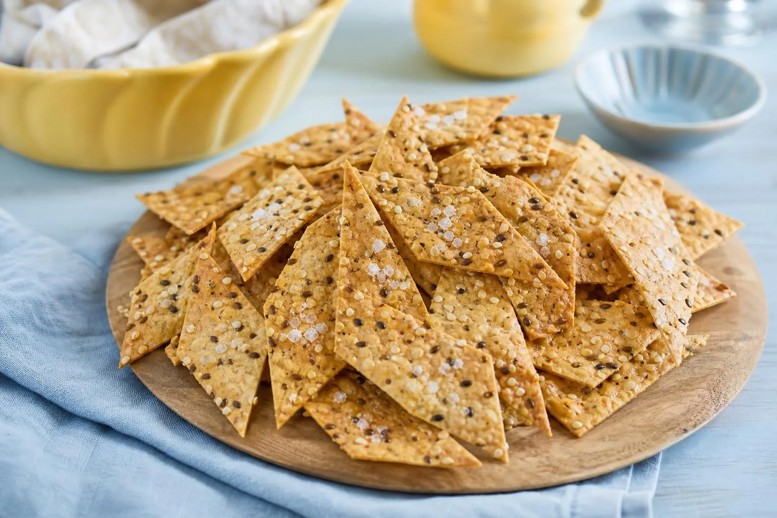 Dünne Cracker in Rautenform mit Saaten und Salzflocken (mit AI erstelltes Bild)